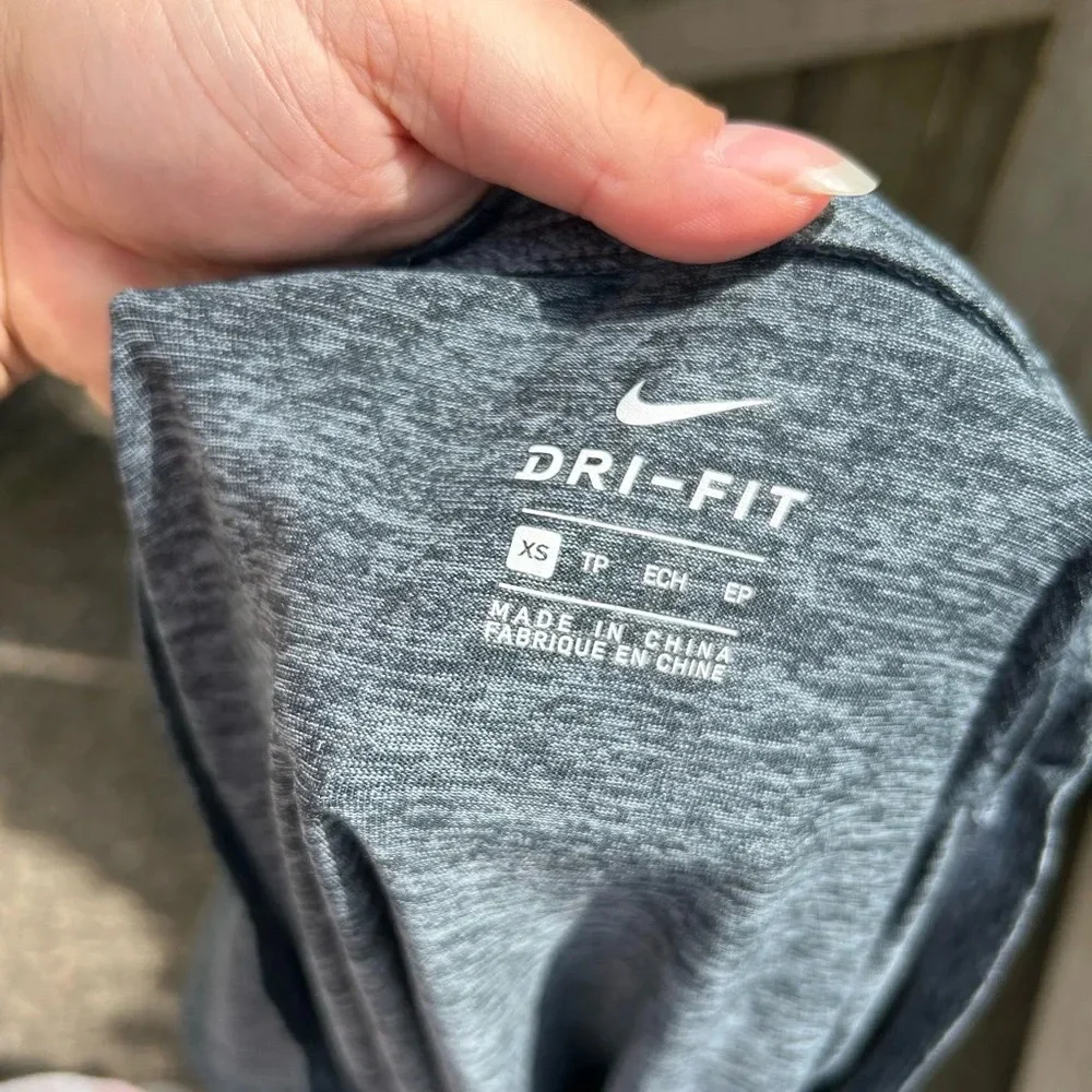 NIKE WOMENS SCOOP NECK TEE